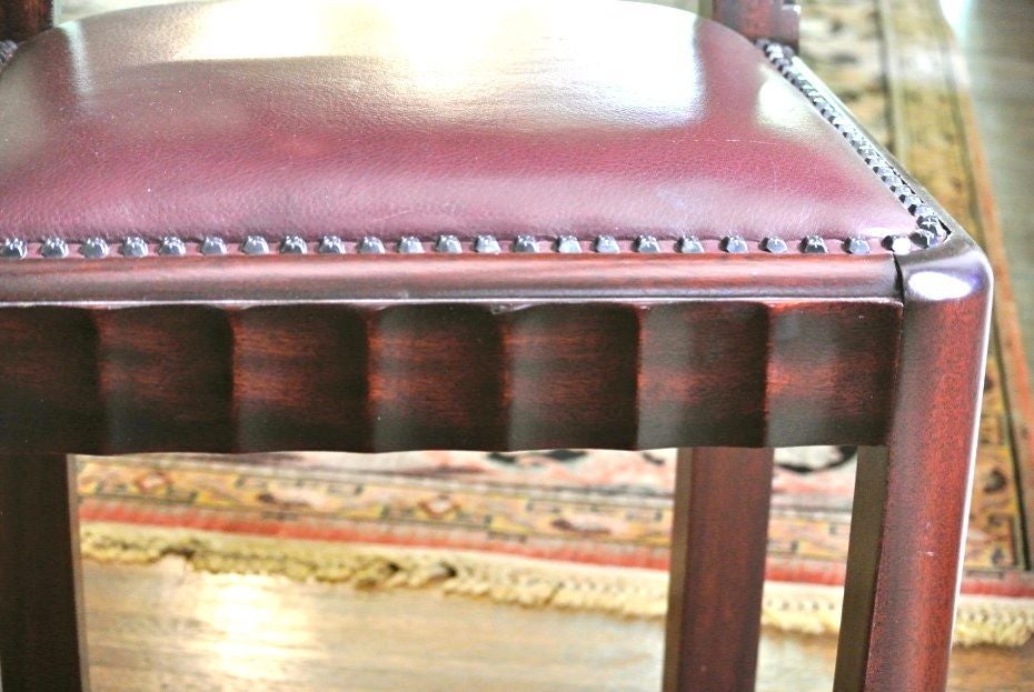 Einzigartiger französischer geschnitzter Art-Déco-Esstisch mit Stühlen (Leder) im Angebot