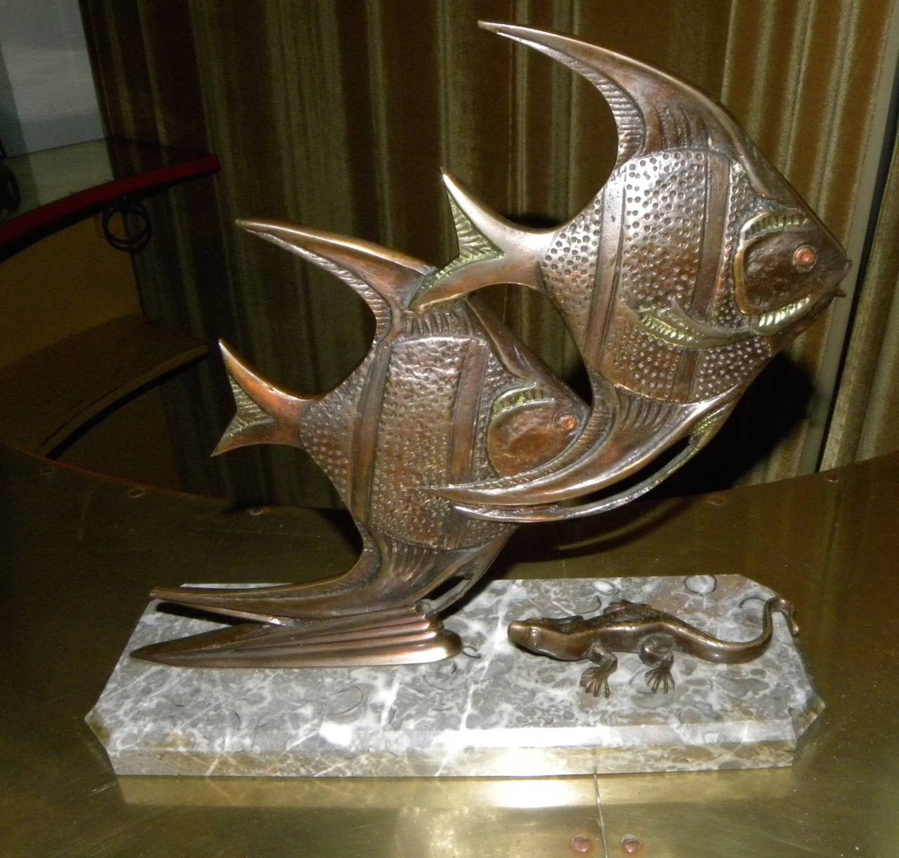 Bronze Art Deco Engel Fisch Statue mit Gecko (Art déco)