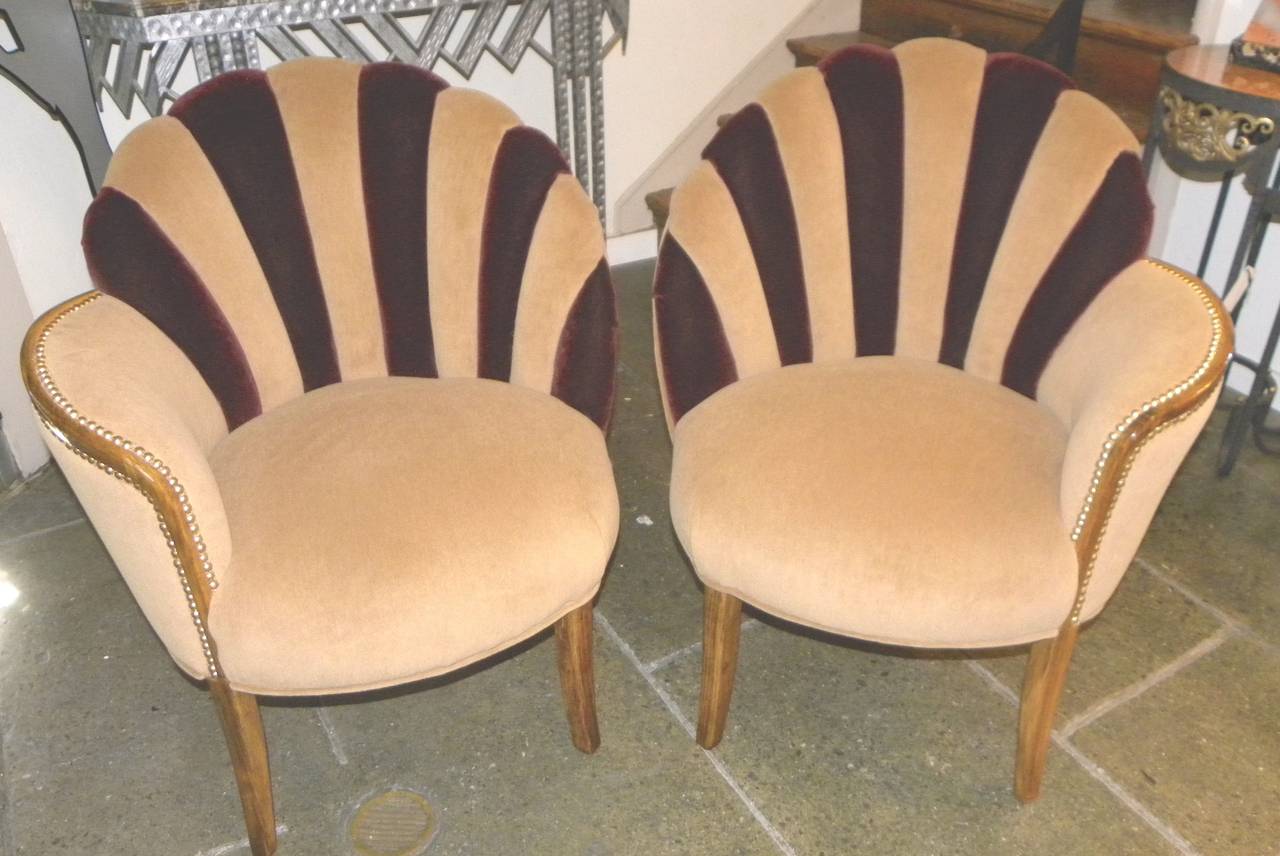 Wunderschön gepolsterte Stühle mit Fächerrücken aus zweifarbigem kanalisiertem Mohair. Diese plüschigen und komplett restaurierten Stühle mit Hollywood-Eleganz eignen sich perfekt zum Faulenzen und für Gespräche Das reichhaltigste:: weichste und