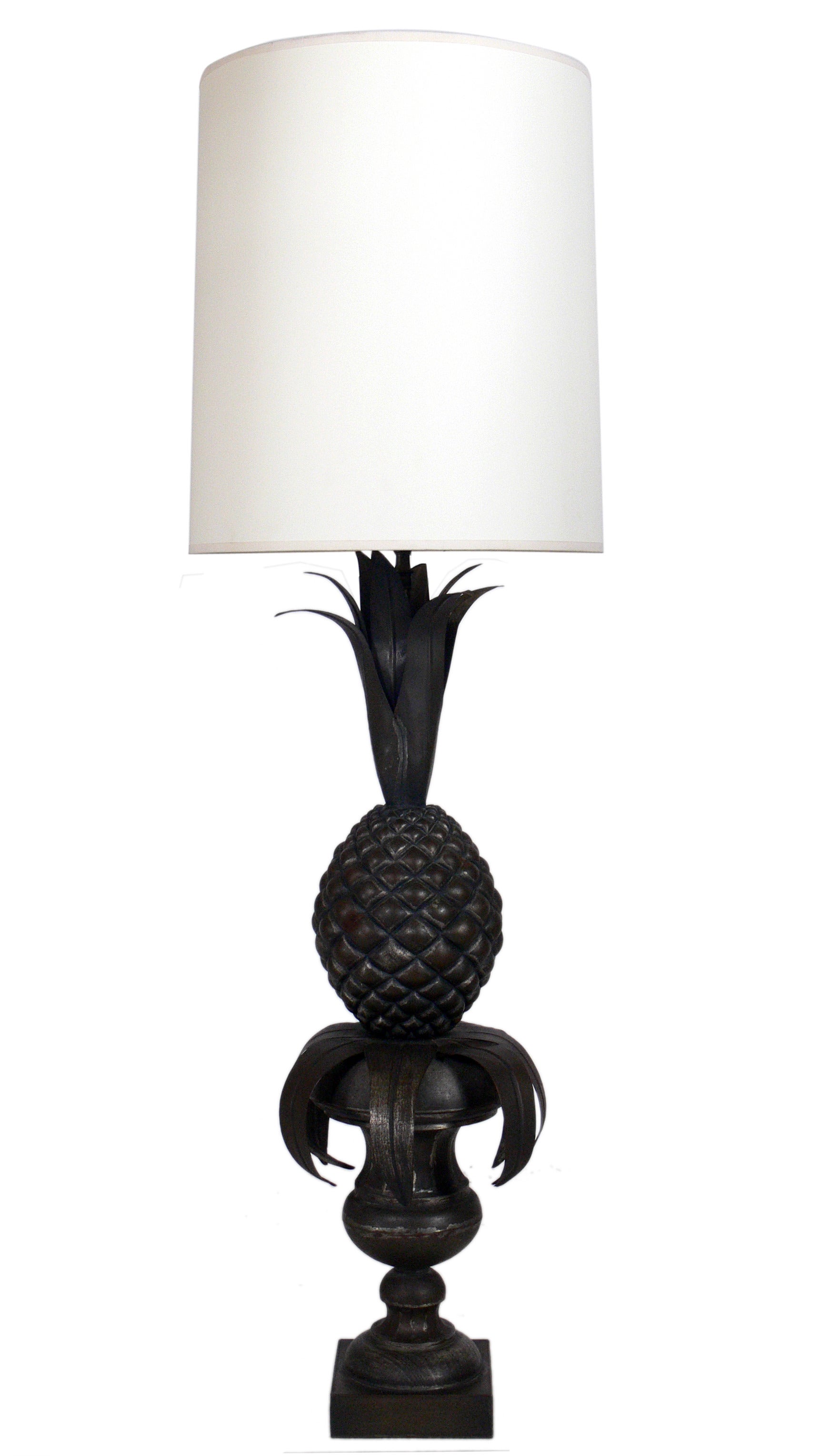 Lampe de table sculpturale en forme d'ananas en zinc