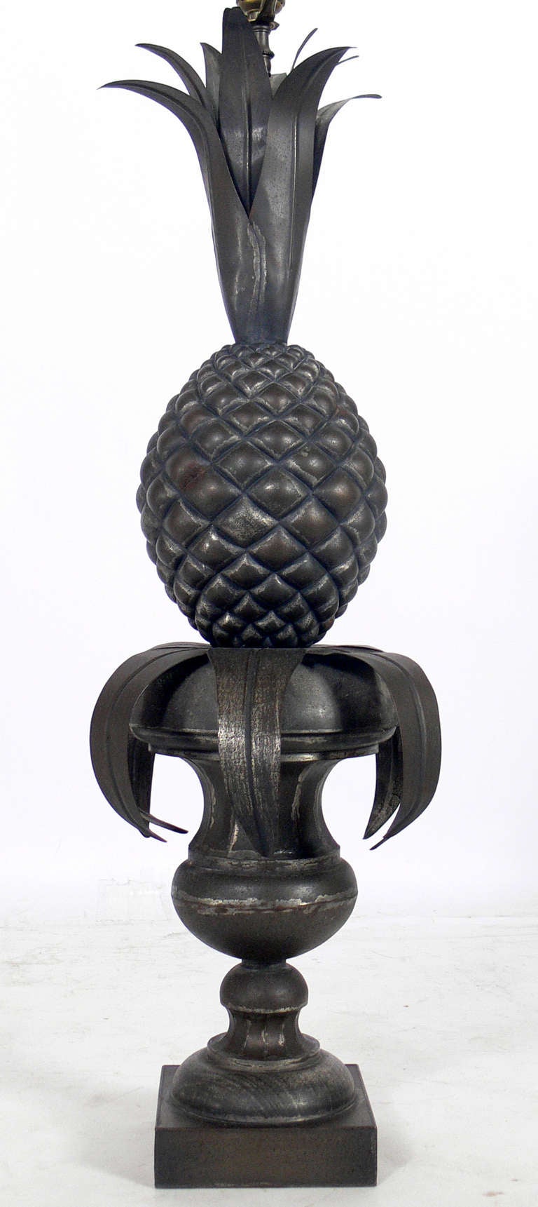Lampe de table ananas sculpturale en zinc, datant des années 1950. Conserve la chaude patine d'origine. Recâblé et prêt à être utilisé.