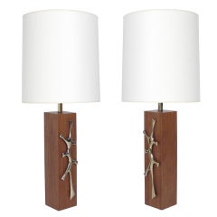 Modernistische Lampen aus Nussbaumholz mit skulpturalen Messingdetails aus Messing, Paar