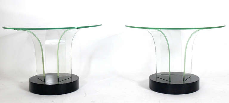 Mid-Century Modern Paire de tables d'appoint sculpturales en verre par Modernage en vente