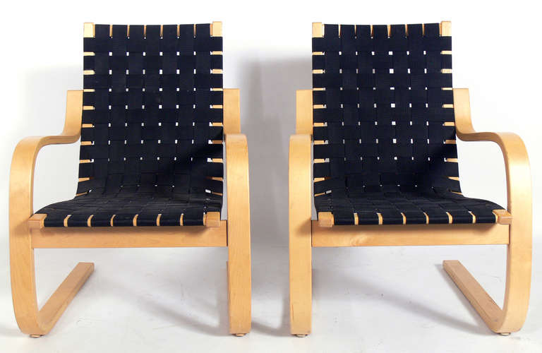 Mid-Century Modern Pair of Bentwood Modern Lounge Chairs by Alvar Aalto
