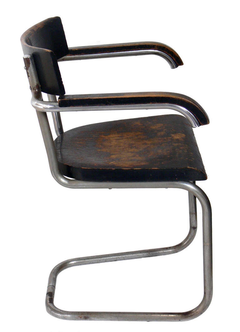 Sehr früher modernistischer Stuhl, Modell B-262, entworfen von Mart Stam für Thonet, ca. 1930. Mart Stam war einer der ersten, der mit gebogenem, verchromtem Metall als Sitzfläche experimentierte. Dieser Stuhl ist eine Ikone der frühen Moderne mit