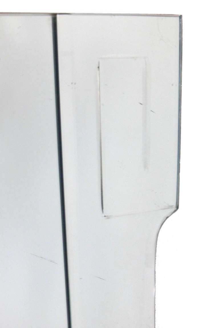 Elegant miroir en forme de clé grecque, vers les années 1940. Les lignes sont simples et épurées et le miroir présente une magnifique patine d'origine. 