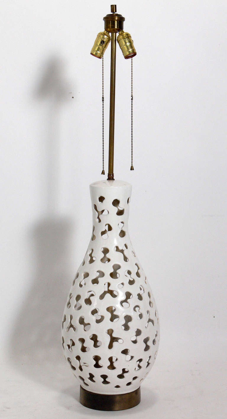 Große skulpturale Keramiklampe mit biomorphen Aussparungen, amerikanisch, um 1950. Die Lampe misst eine beeindruckende Höhe von 40,5