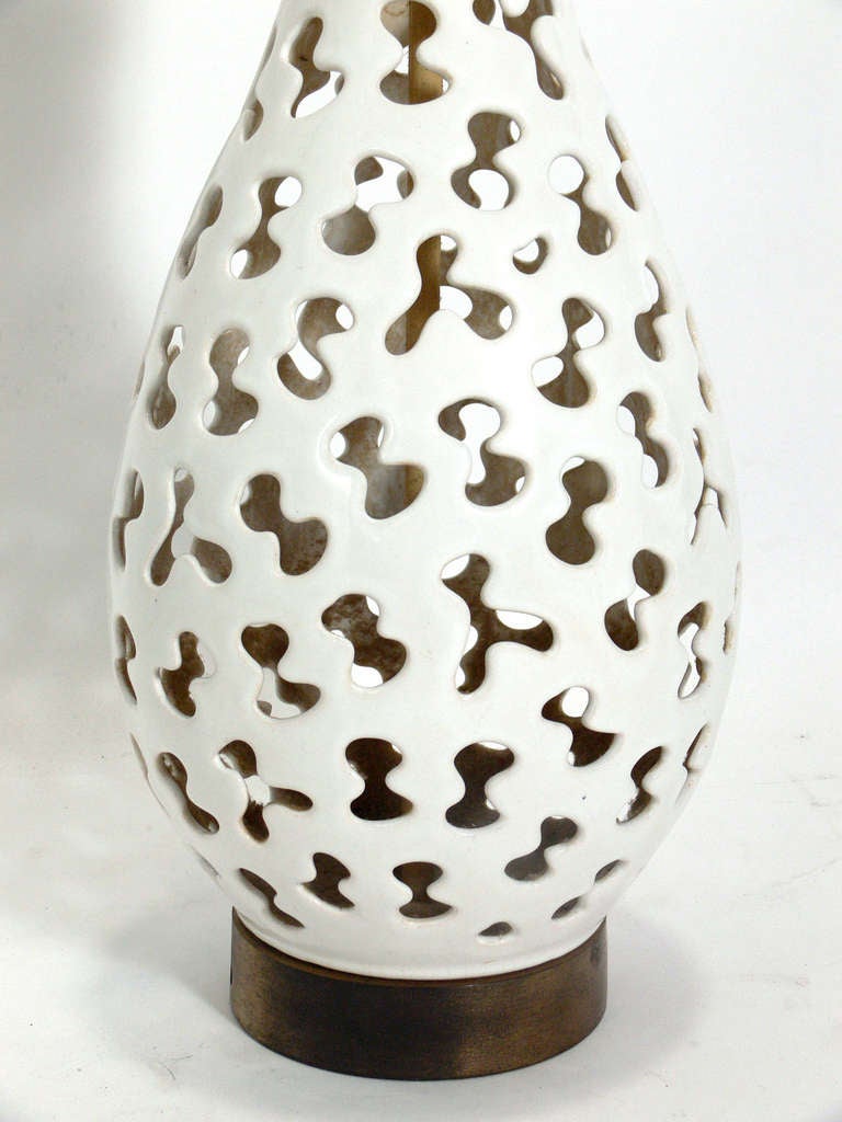 Große skulpturale Keramiklampe mit biomorphen Ausschnitten (amerikanisch) im Angebot