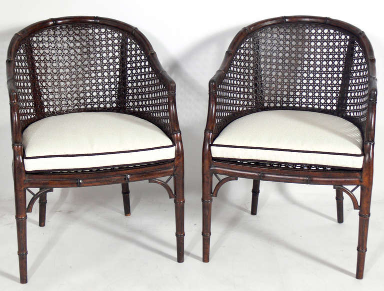 Paire de chaises cannées en faux bambou