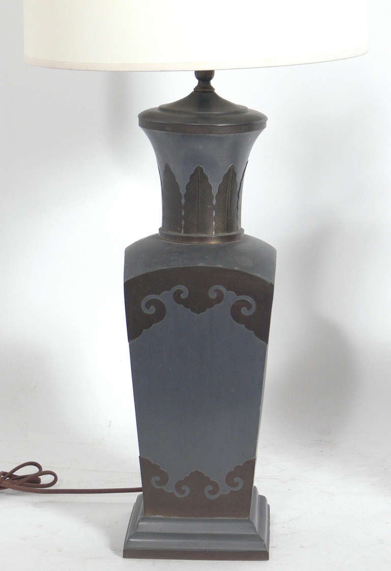 Paire de lampes urnes asiatiques en étain et laiton. Nous pensons qu'elles ont été transformées en lampes vers les années 1960. Les urnes peuvent être beaucoup plus anciennes. Ils ont été recâblés et sont prêts à être utilisés. Le prix indiqué