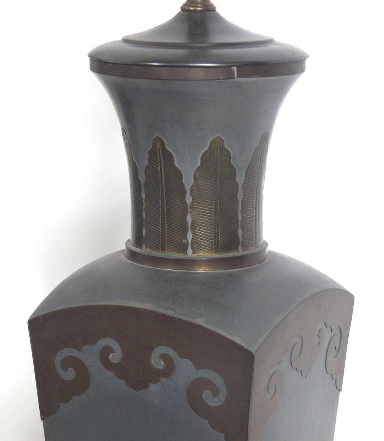 Inconnu Paire de lampes-urnes asiatiques en étain et laiton en vente