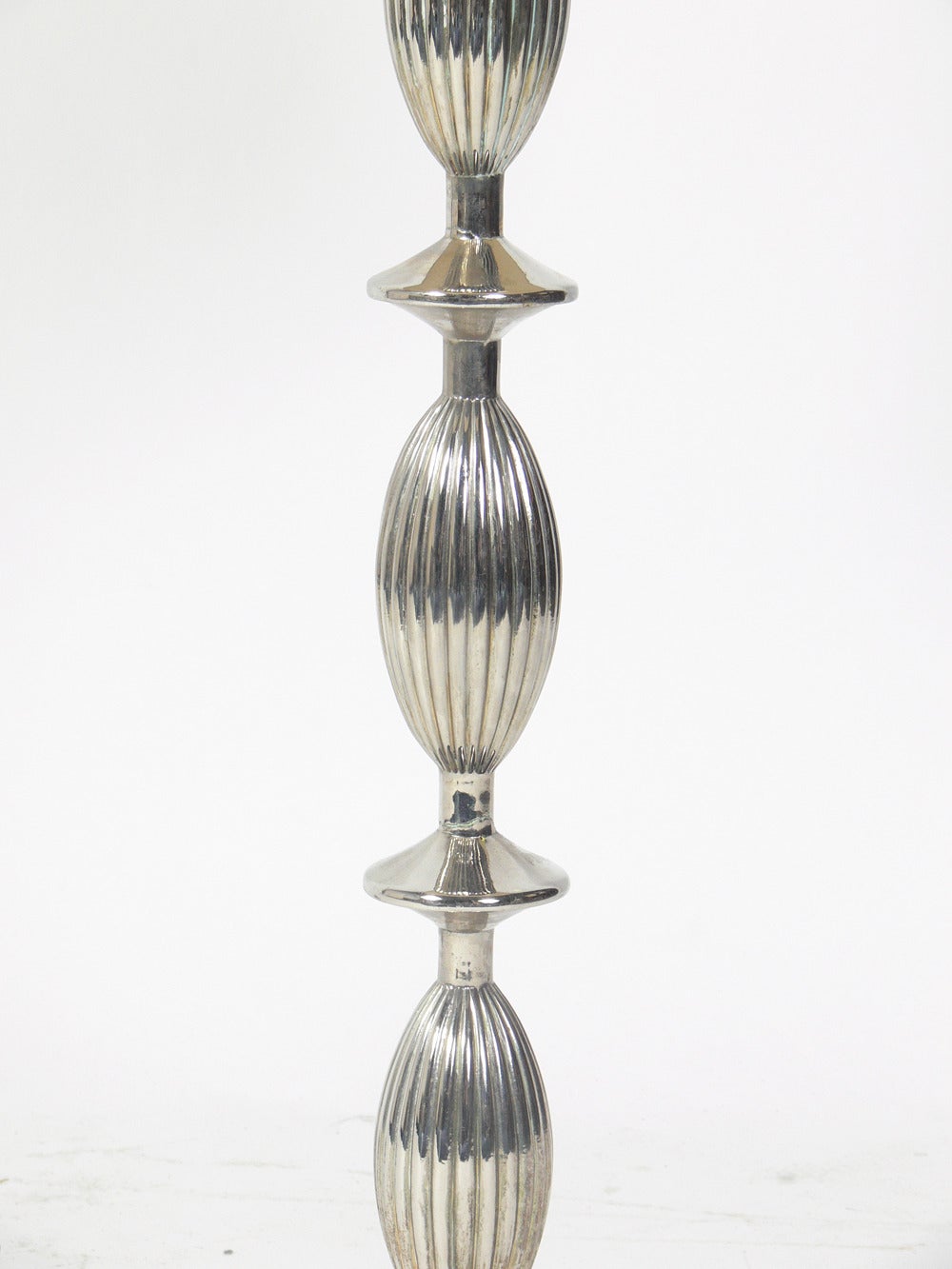 Hollywood Regency Coppia di eleganti lampade placcate in nickel in vendita