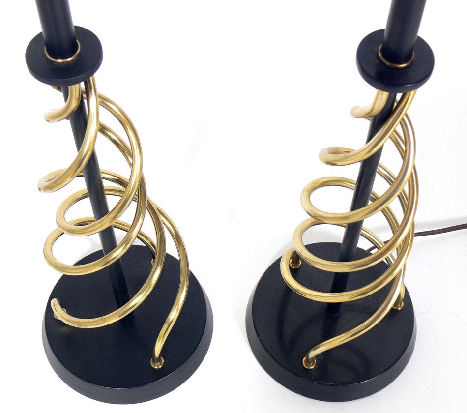 Mid-Century Modern Pair of Sculptural Black and Brass Swirl Lamps For Sale