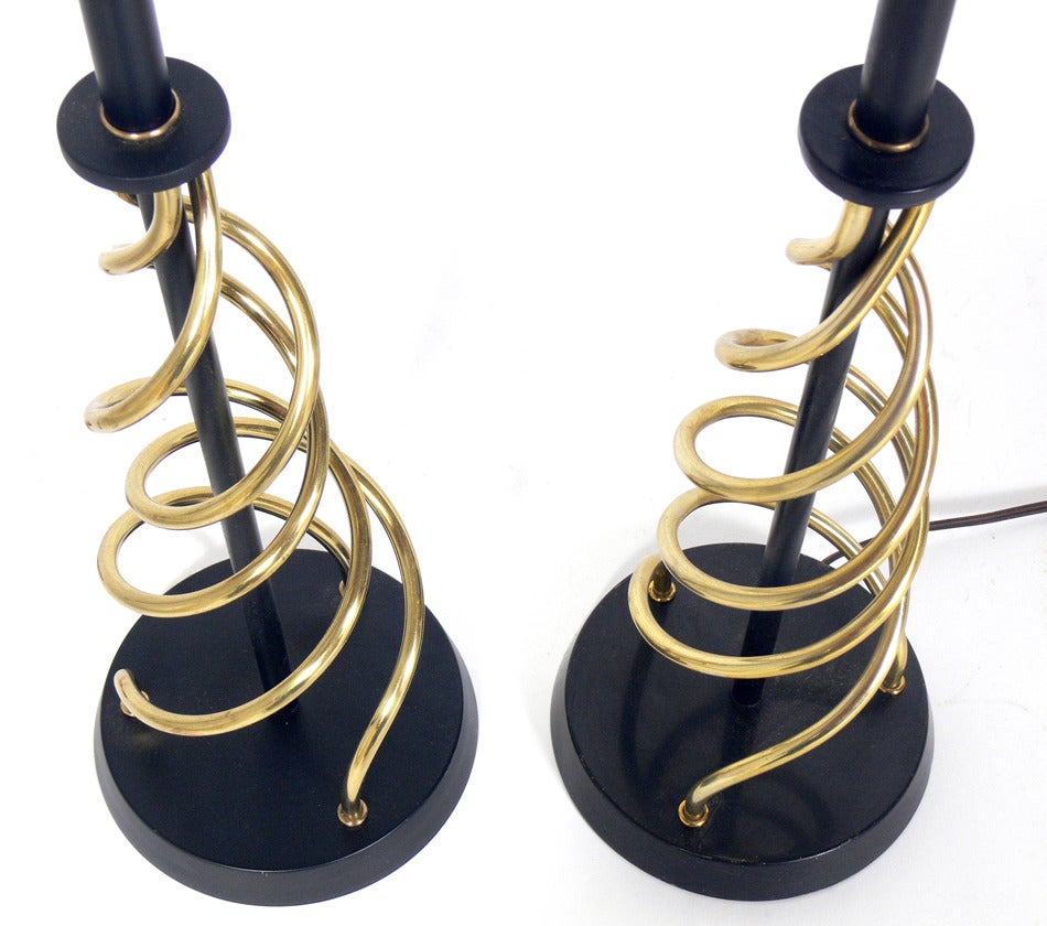Mid-Century moderno Coppia di lampade scultoree a spirale in ottone e nero in vendita