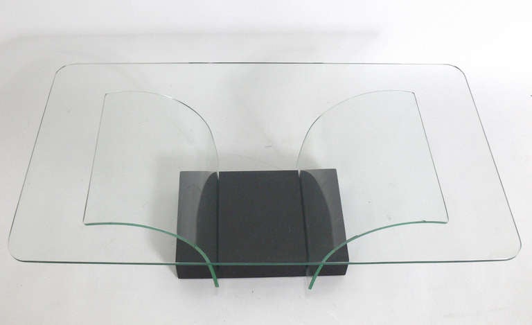 Américain Table basse en verre sculptural de Modernage en vente