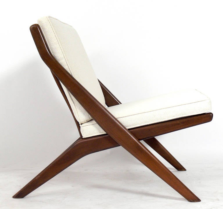 Sculptural scissor chair, designed by Folke Ohlsson for DUX, circa 1960s. Reupholstered in an ivory color bouclé upholstery.