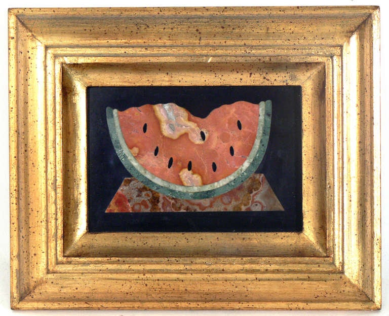 Ein Paar Wassermelonen-Pietra-Dura-Plaketten:: handgefertigt für Ugolini:: Florenz:: Italien:: um die 1950er Jahre. Jede Plakette ist von dem Künstler:: der das Werk geschaffen hat:: handsigniert. Pietra dura ist ein Begriff für die