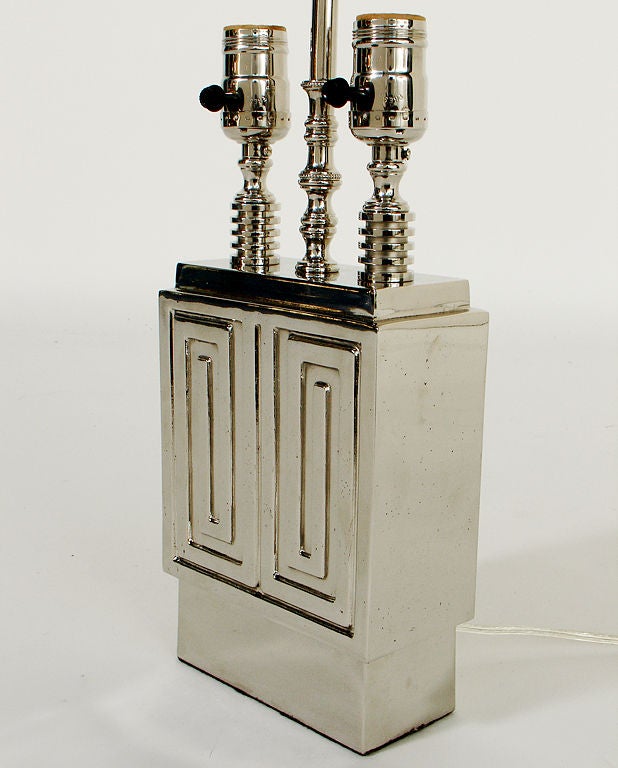 Plaqué Lampe de bureau en métal nickelé avec motif de clé grecque en vente
