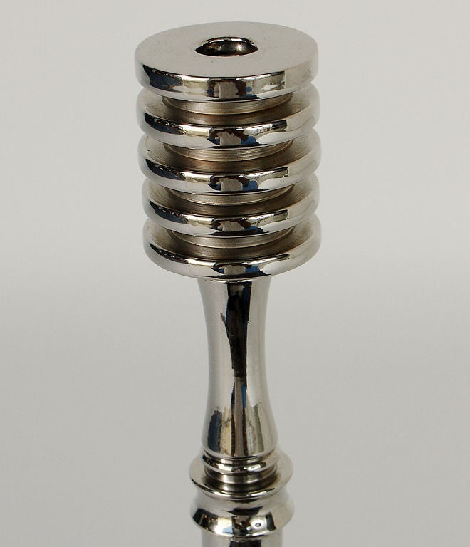 Lampe de bureau en métal nickelé avec motif de clé grecque Bon état - En vente à Atlanta, GA
