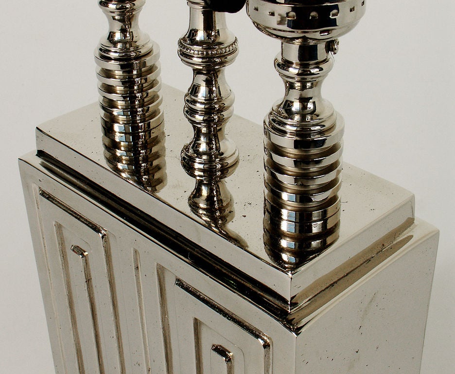Milieu du XXe siècle Lampe de bureau en métal nickelé avec motif de clé grecque en vente