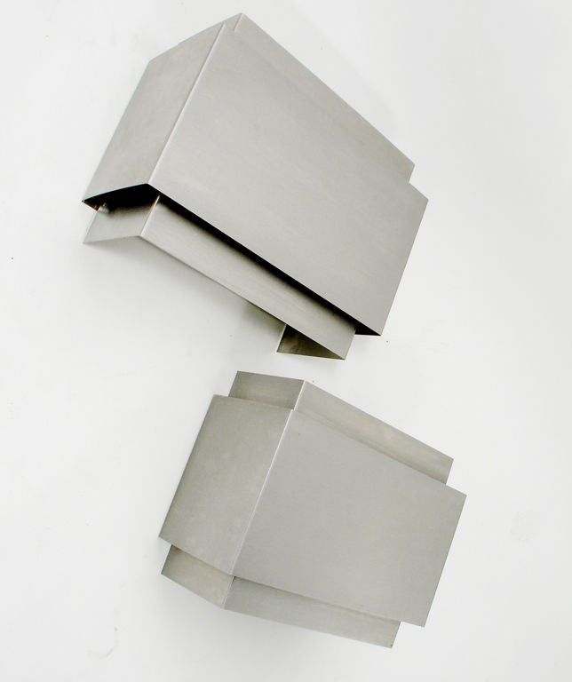 Minimalistische Wandleuchter aus gebürstetem Metall (Gebürstet) im Angebot