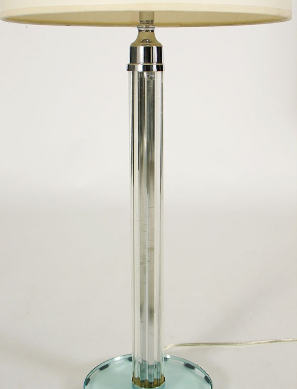 Lampe de table Art Déco Skyscraper en métal nickelé et tige de verre, probablement américaine, vers les années 1930. Il mesure 36,25