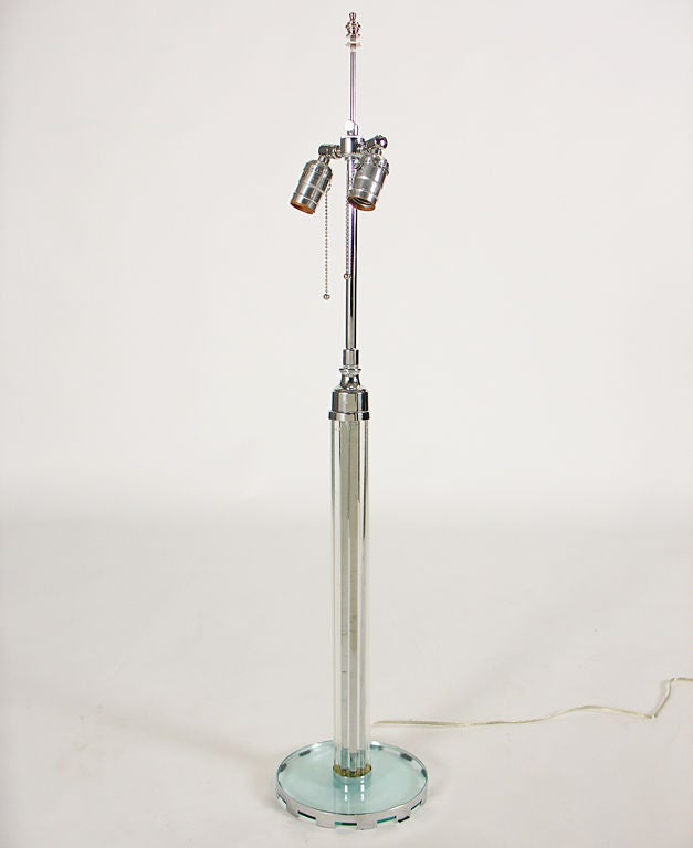 Américain Lampe de bureau Art Déco en forme de gratte-ciel à tige en nickel et verre en vente