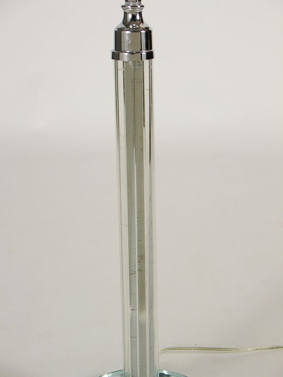 Milieu du XXe siècle Lampe de bureau Art Déco en forme de gratte-ciel à tige en nickel et verre en vente