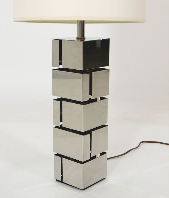 Americano Coppia di lampade geometriche in cromo in vendita