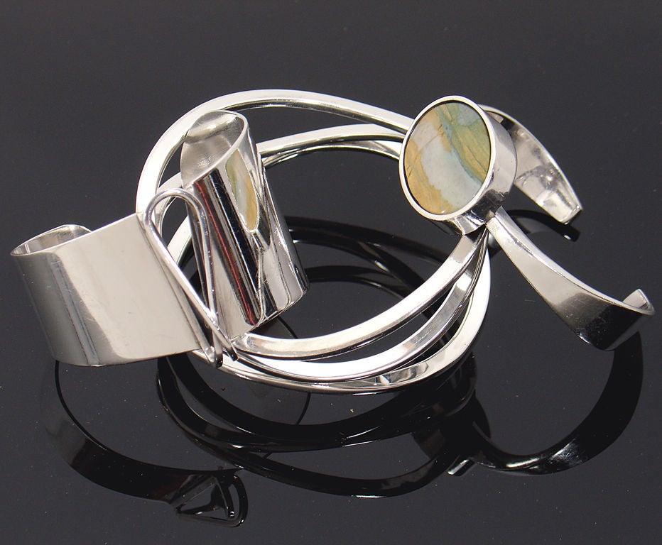 Une sélection de bracelets modernistes en argent sterling, américains, vers les années 1950. Le bracelet et la manchette avec la pierre semi-précieuse ont été conçus par Ronald Hayes Pearson. Pearson a fréquenté l'université du Wisconsin, l'école