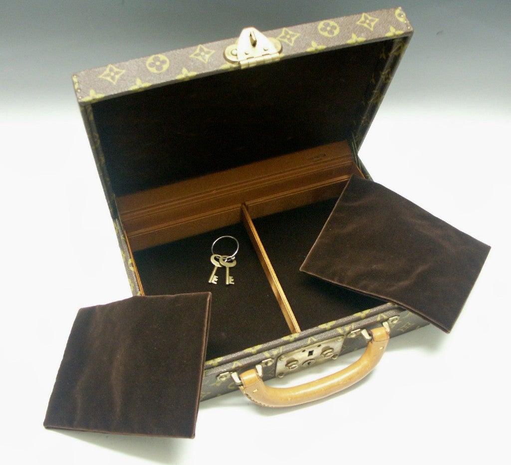 Authentic Louis Vuitton Boite Bijoux Jewelry Case with original  keys.  Overall in excellent condition.  Please see all photos for details.