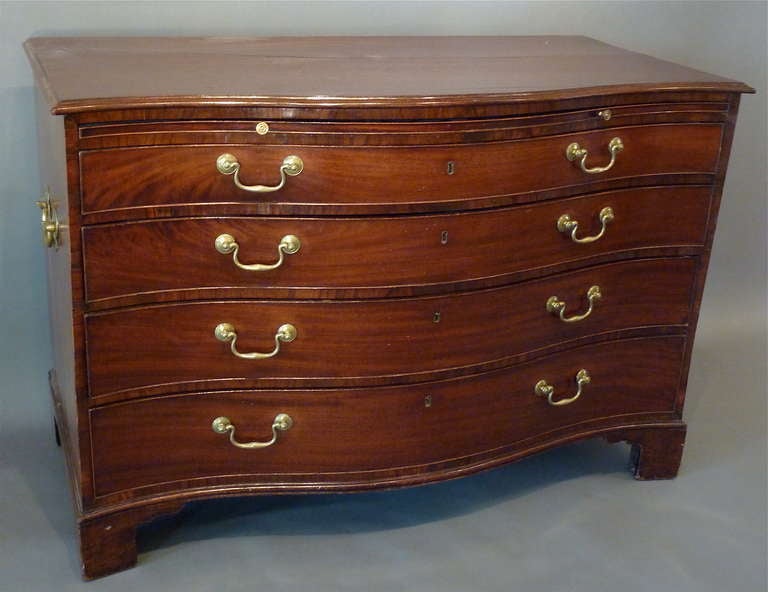 Commode serpentine en acajou du 18ème siècle de la période Chippendale