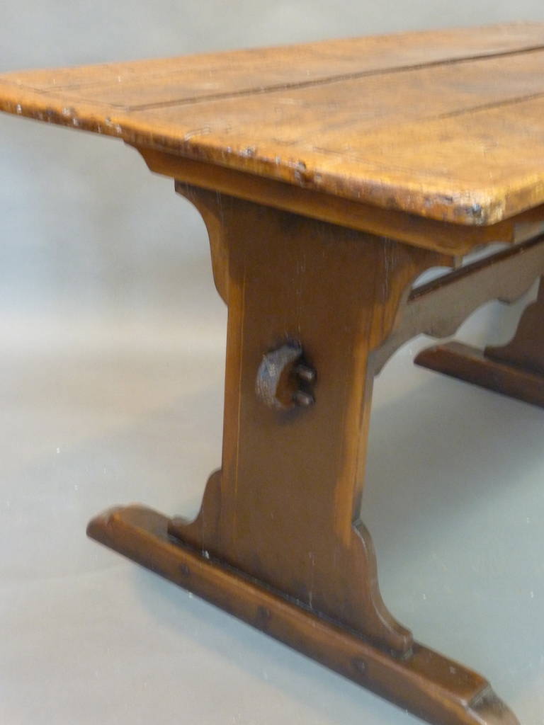 Early 19th Century Rustic Welsh Tavern Table In Good Condition In Middleburg, VA