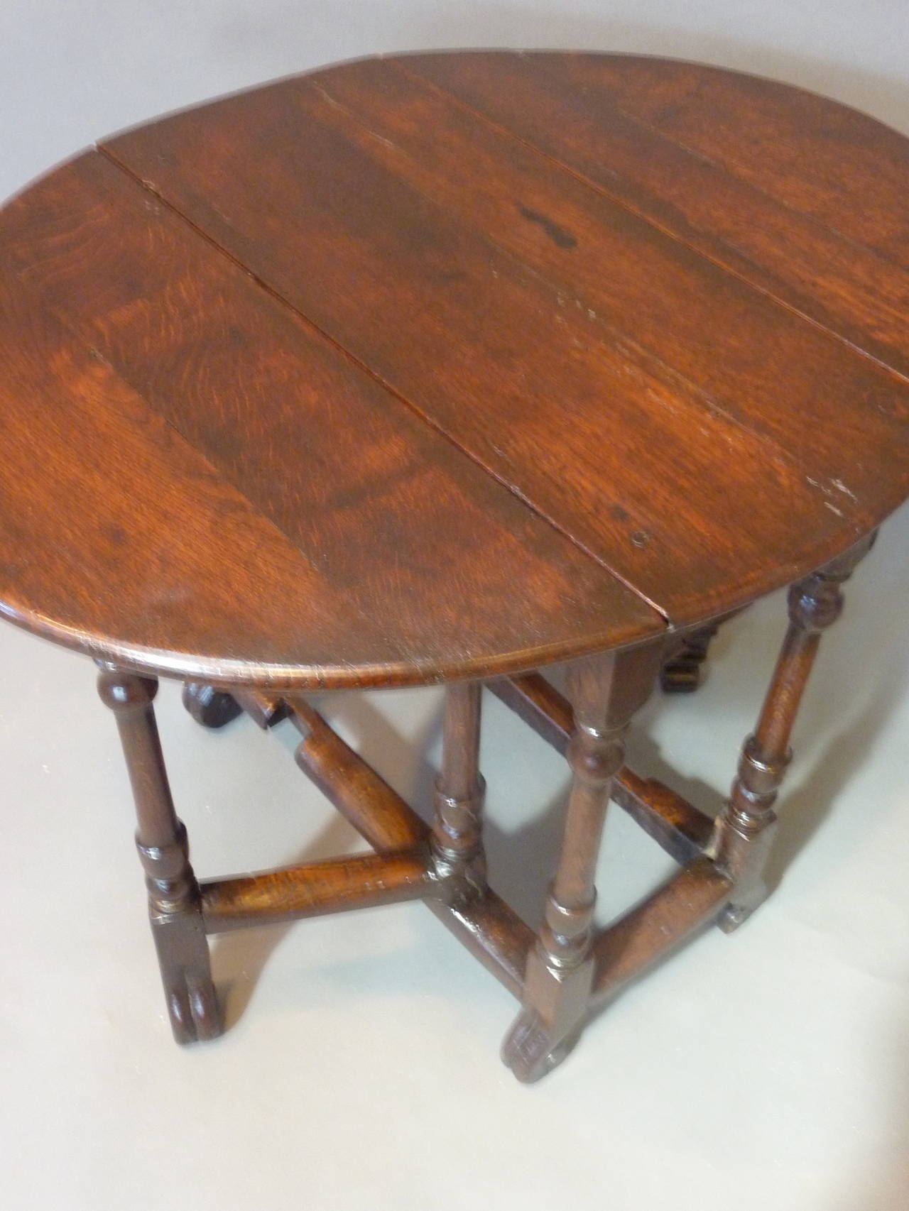 A Small Charles II Period 17th Century Gateleg Table. In Good Condition In Middleburg, VA