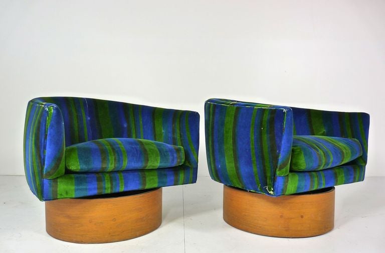 Mid-Century Modern Pair Milo Baughman Swivel Lounge Chairs
