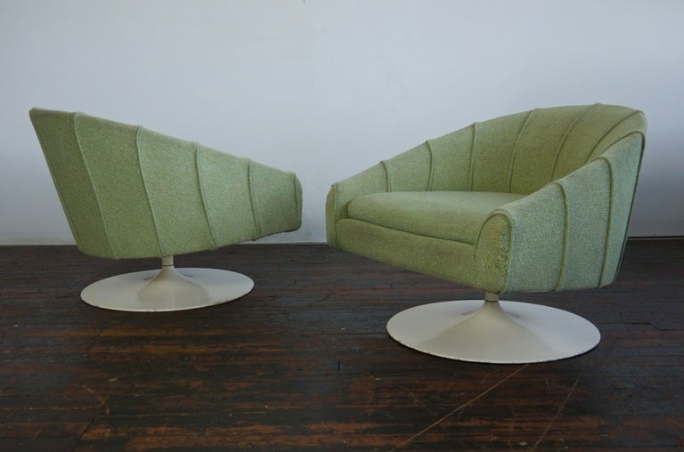 Rare to market Jens Risom designed swivel lounge chairs. These nicely proportioned chairs are low, wide and very well made.

