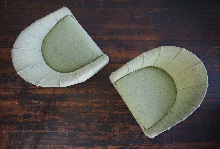 Mid-Century Modern Pair of Jens Risom tulip base swivel lounge chairs