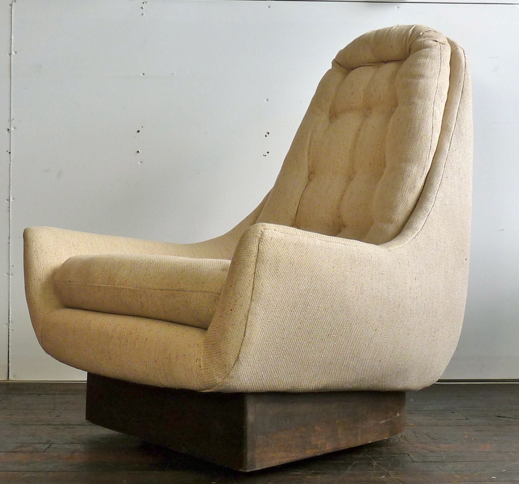 High Back Swivel Lounge Chair