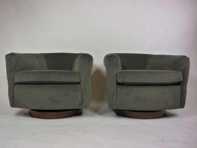 Mid-Century Modern Pair of Swivel Lounge Chairs