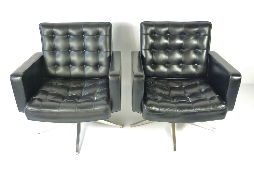 American Pair of Vincent Cafiero for Knoll lounge chairs