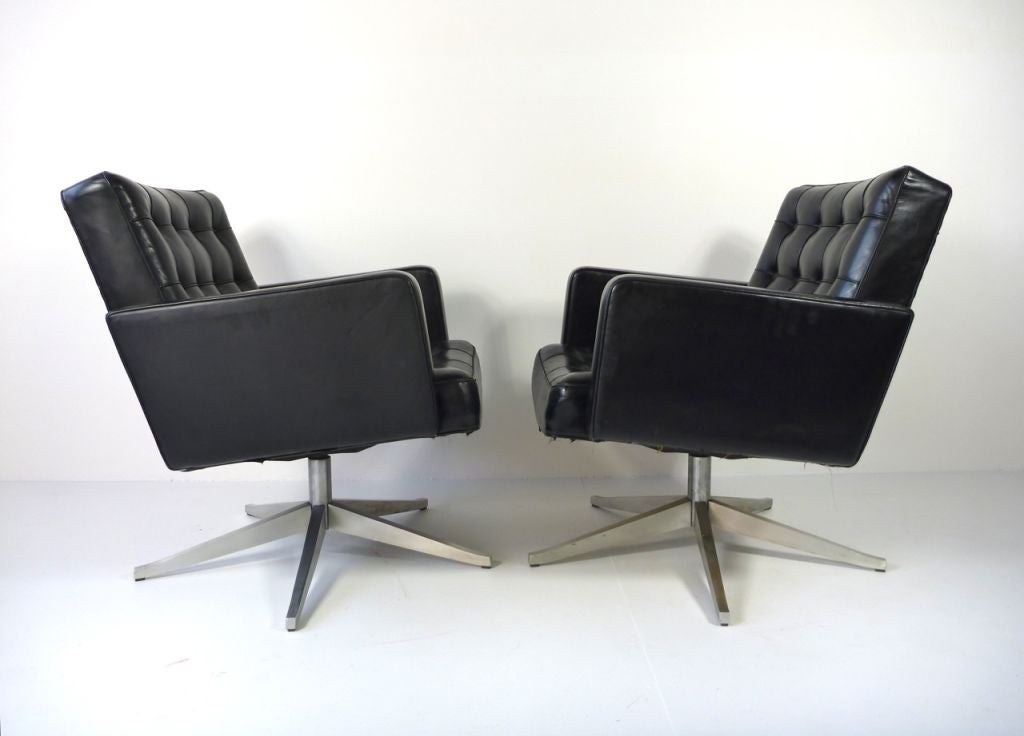 Mid-20th Century Pair of Vincent Cafiero for Knoll lounge chairs