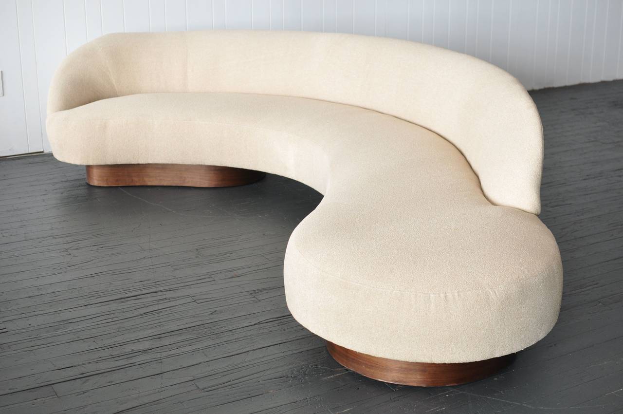 Großes Serpentine Sofa von Vladimir Kagan für Directional. Sockel aus Nussbaumholz.
