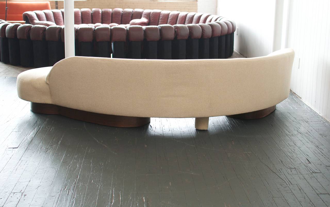 Großes Serpentinen-Sofa von Vladimir Kagan für Directional im Zustand „Hervorragend“ in Turners Falls, MA