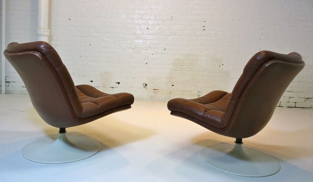 French Pair of Swivel Lounge Chair by Pierre Paulin