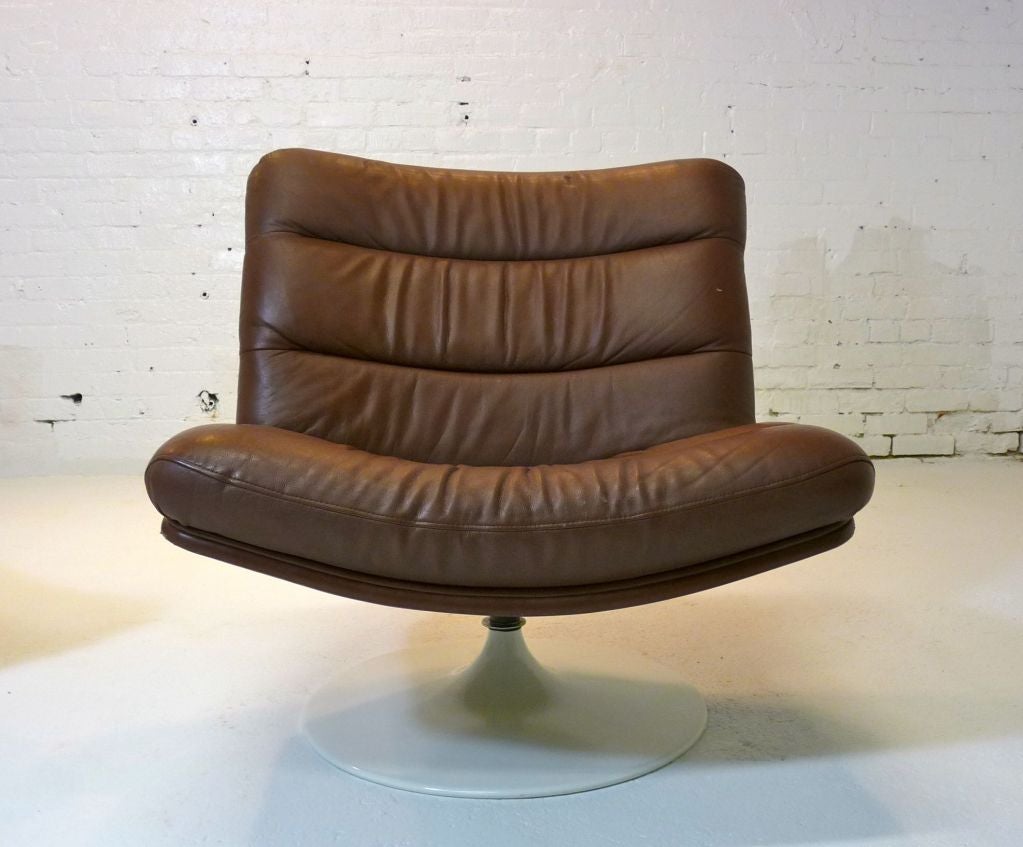 Mid-20th Century Pair of Swivel Lounge Chair by Pierre Paulin