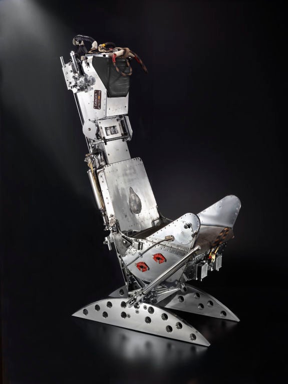 Un siège éjectable pour pilote, entièrement automatisé et propulsé par une fusée, provenant d'un avion de la Royal Air Force.  Bombardier nucléaire Canberra. Le summum de l'ingénierie de la forme et de la fonction. Tel que présenté dans le