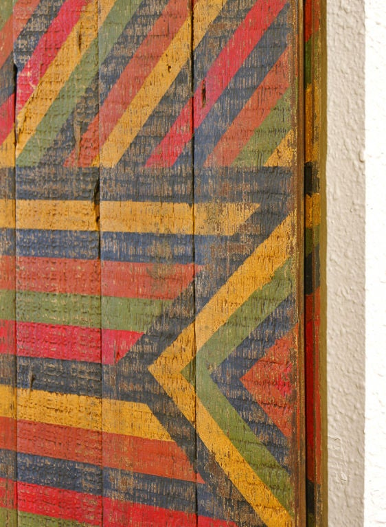 Tableau peint géométrique abstrait et audacieux trouvé au Texas. Nous disposons d'une collection de ces planches d'un artiste anonyme qui a peint sur des portes d'armoire, des planches de plancher, des dessus de table et des tabourets recyclés.