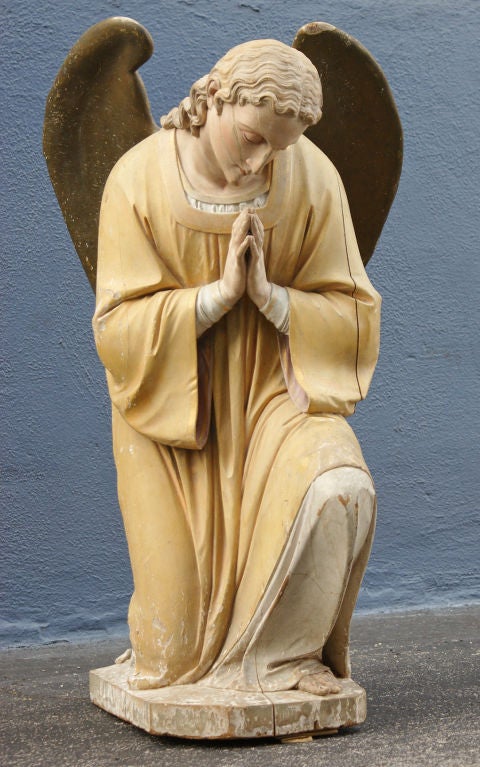 Impressionnant ange en bois sculpté avec des détails étonnants. C'est certainement le travail d'un maître sculpteur. Trouvé parmi tout le contenu d'une église catholique du Midwest qui aurait été fermée vers 1910 après avoir été endommagée par une