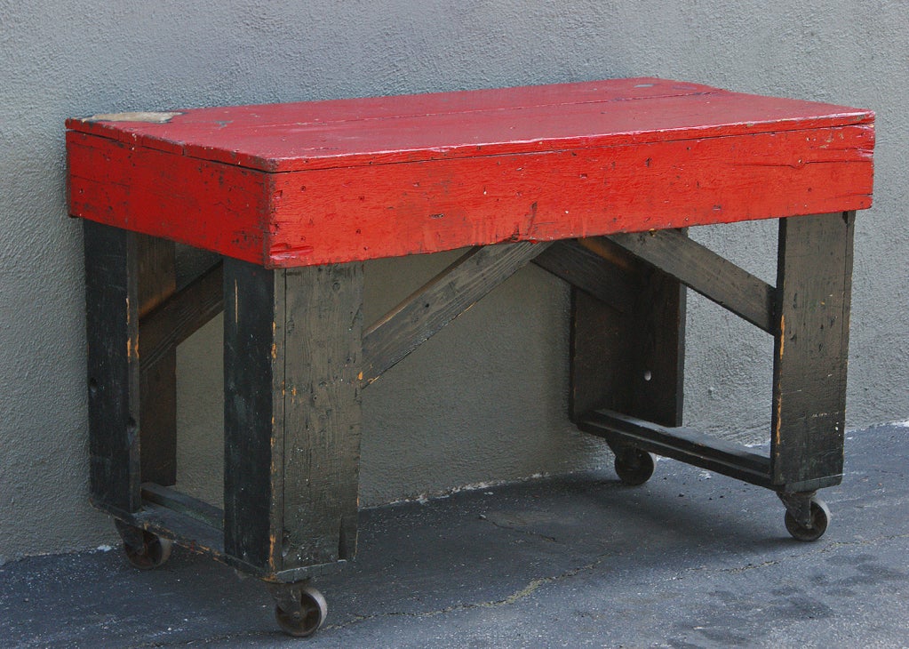 Funktioneller Industriewagen auf Rädern. Original rot und schwarz lackierte Oberfläche. Großer Arbeitsbereich oder kleiner Schreibtisch.