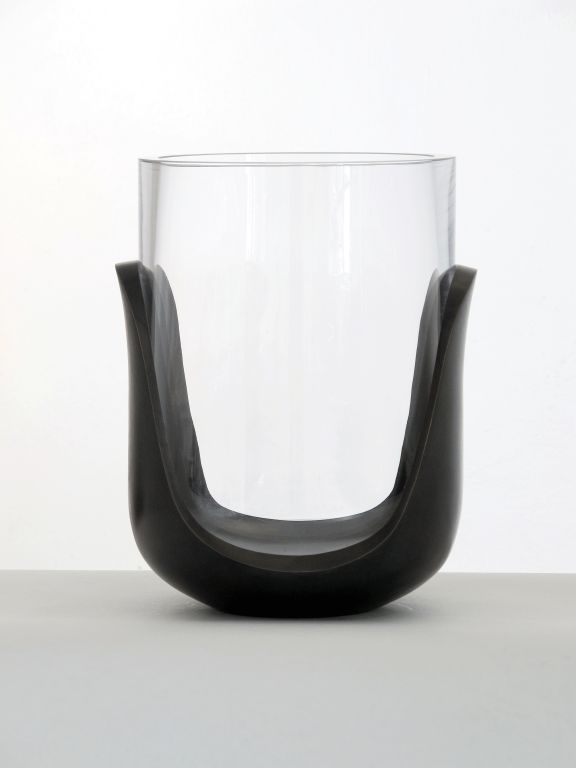 Descrizione: Vaso scultoreo in bronzo scuro patinato e vetro di Boemia soffiato a mano progettato dall'artista francese di arti decorative Eric Schmitt. Soffiato a mano in Boemia e scolpito in Francia. Edizione limitata di 20 esemplari realizzati